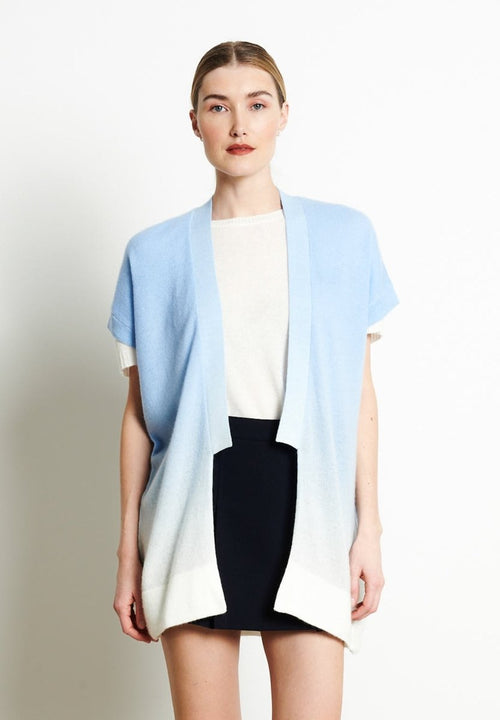 Gilet à manches courtes femme en cachemire déjaugé tie & dye blanc écru & bleu ciel - AVA 11A-0