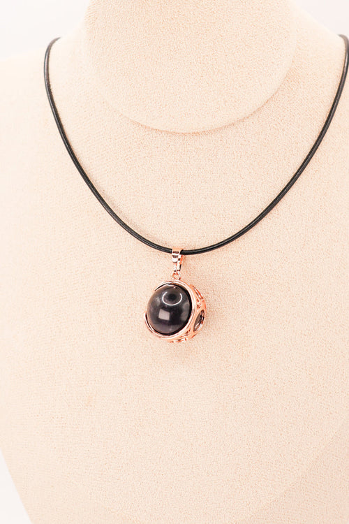 Améthyste pendentif sphère lune porté au cou